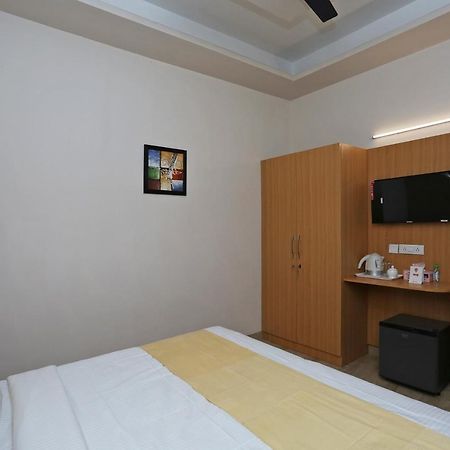 Oyo 14098 R R Homes Gurgaon Dış mekan fotoğraf