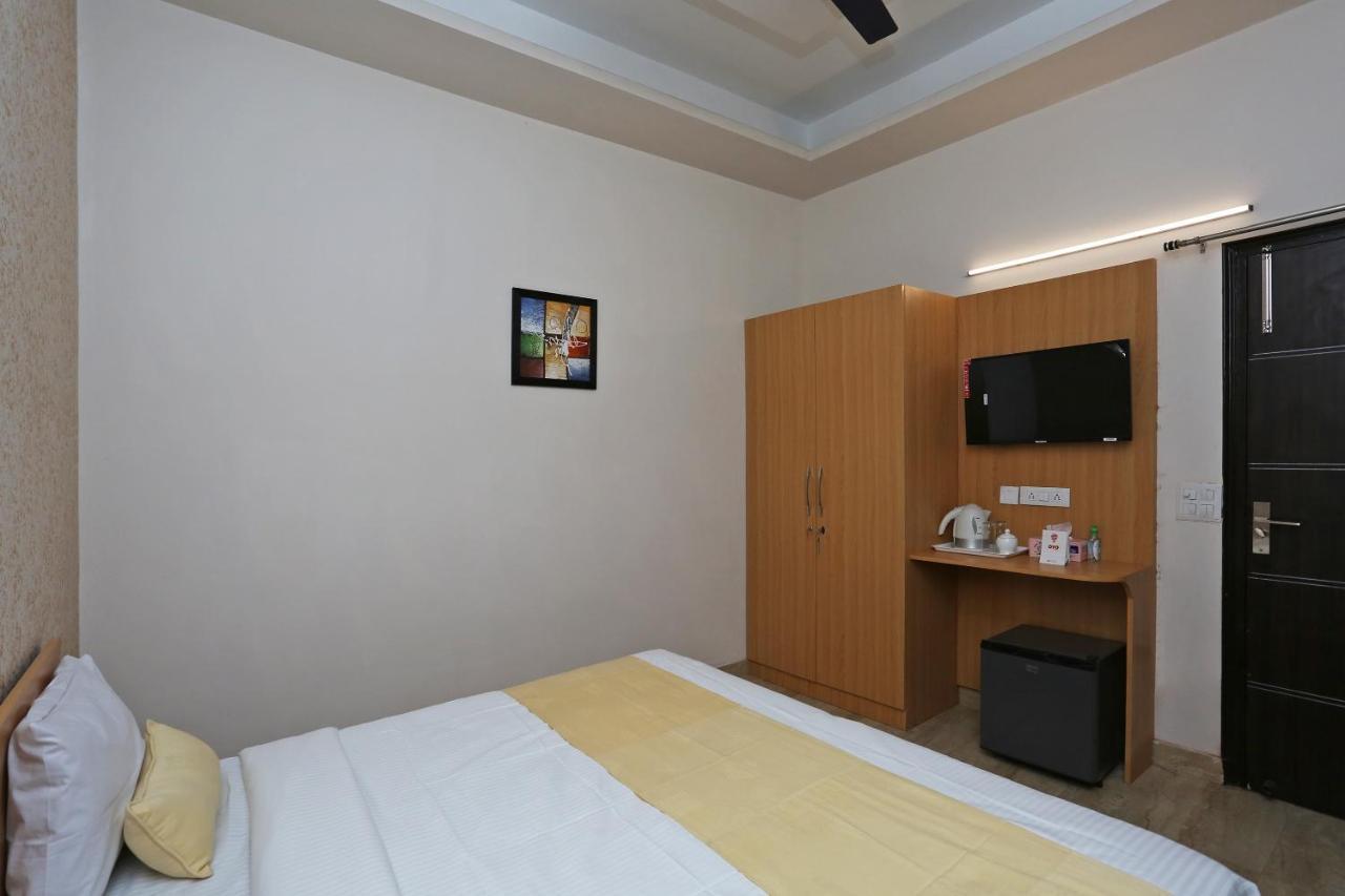 Oyo 14098 R R Homes Gurgaon Dış mekan fotoğraf